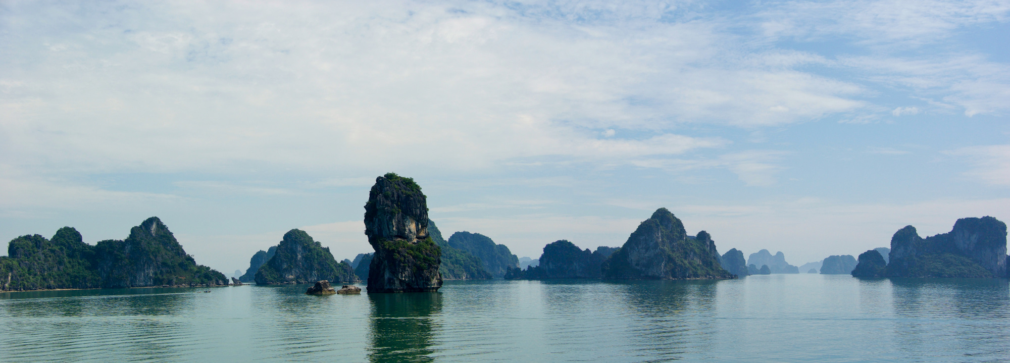 Vietnam, la baie d'Halong maritime.