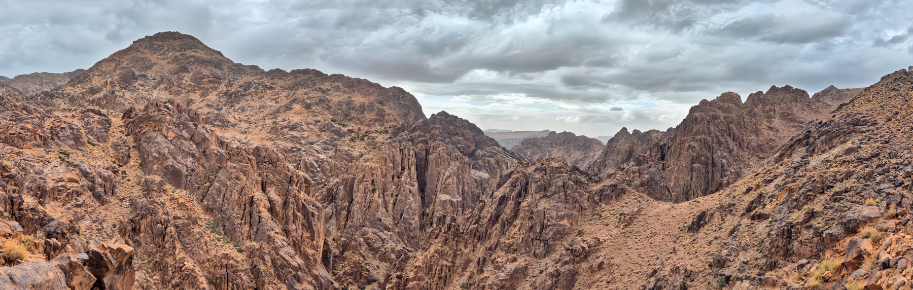 Le relief torturé, découpé avec cette gorge profonde et étroite. Maroc Djebel Saghro jour 3