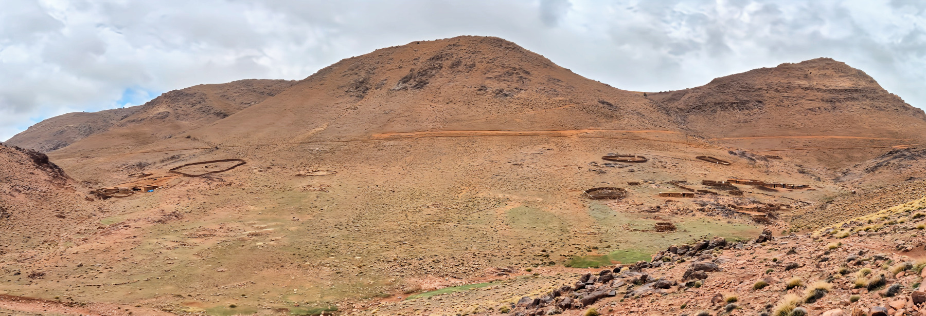 Deux emplacements de familles nomades avec les enclos pour les chèvres et brebis. Maroc Djebel Saghro jour 3