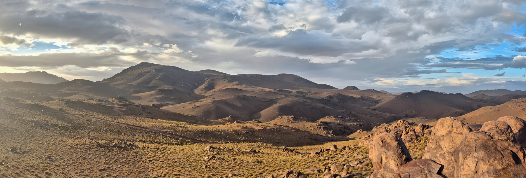 Sur les hauteurs, coucher de soleil avec arc-en-ciel. Superbes paysages. Maroc Djebel Saghro jour 4