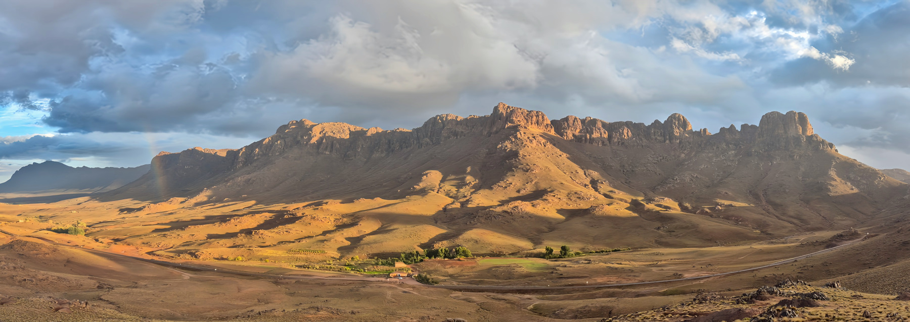 Sur les hauteurs, coucher de soleil avec arc-en-ciel. Superbes paysages. Maroc Djebel Saghro jour 4