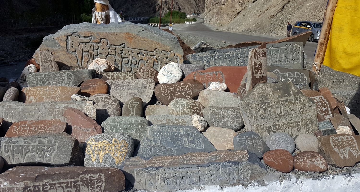 Wall Maney.
Sur ces pierres sont gravés des mantras dont le plus célèbre:
Om Mani Padme Hûm. Wall Maney. Sur ces pierres sont gravés des mantras dont le plus célèbre: Om Mani Padme Hûm.