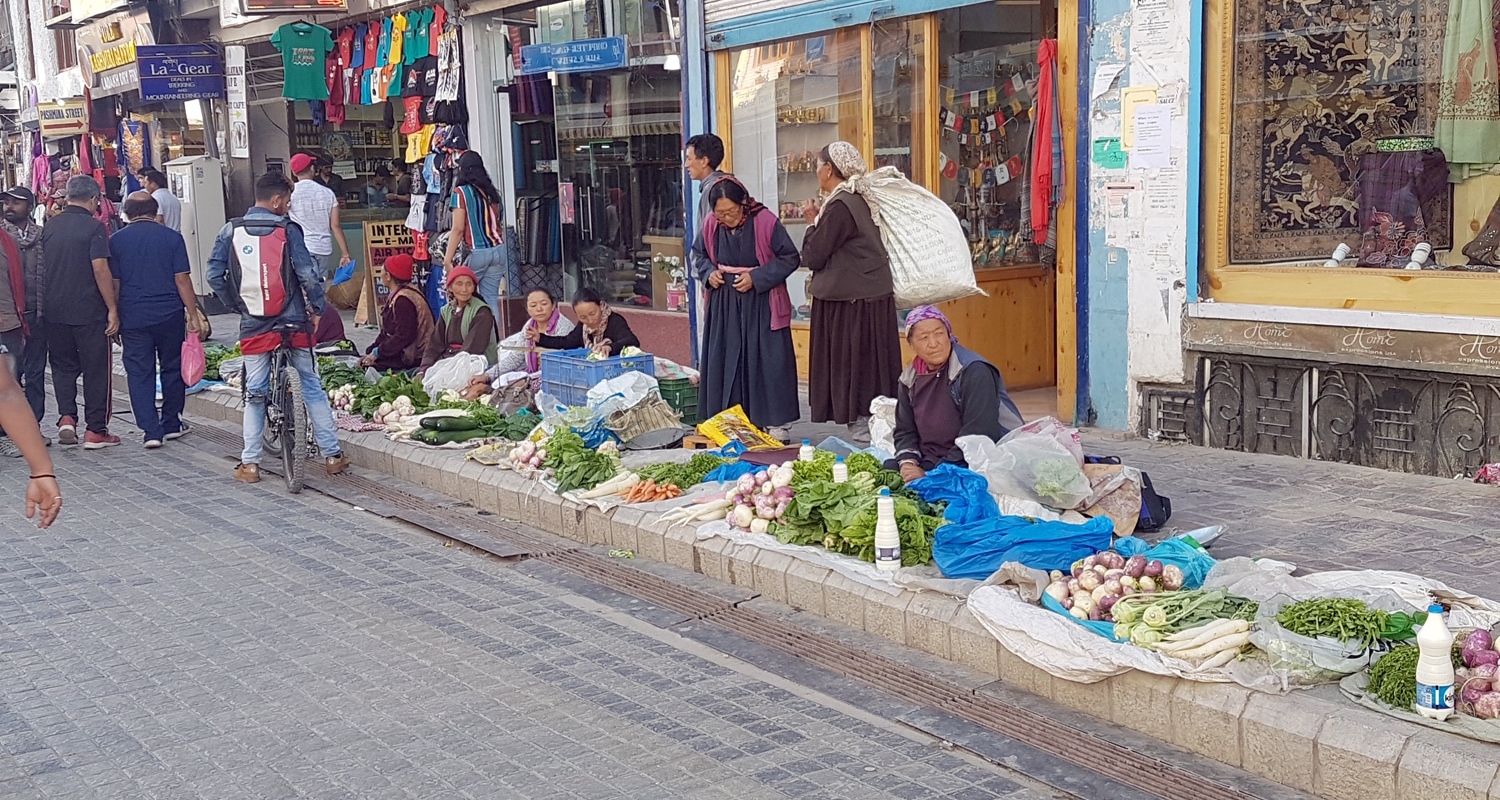 Sur la rue principale de Leh.
Marché sur le trottoir. Sur la rue principale de Leh. Marché sur le trottoir.