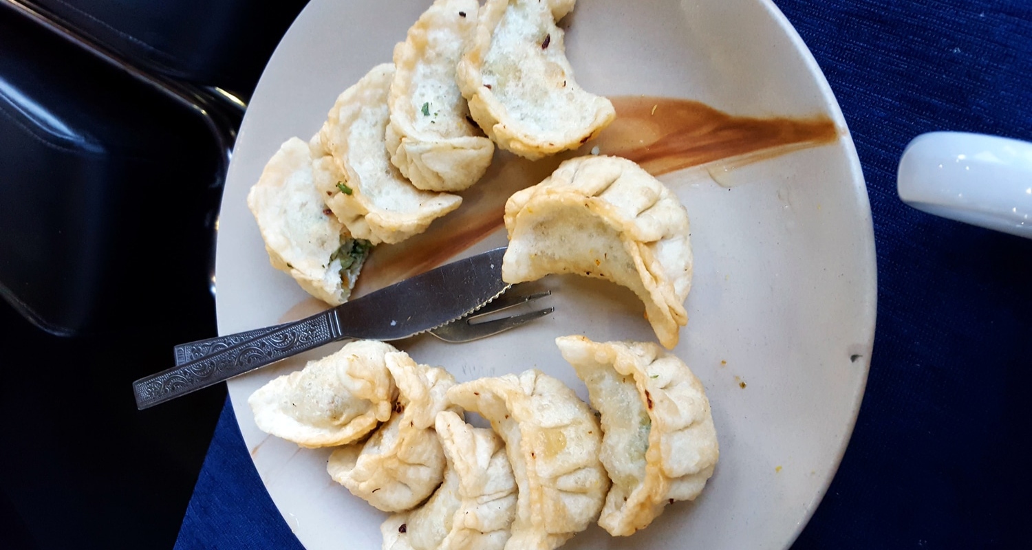 Les célèbres momos tibétains.
Petits raviolis cuits à la vapeur ou fris. Les célèbres momos tibétains. Petits raviolis cuits à la vapeur ou fris.