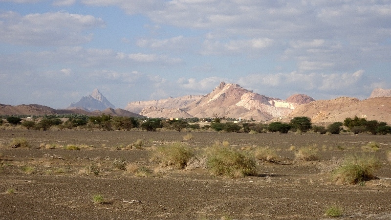 Des carrières de pierres calcaires au loin, peut être du marbre blanc. Des carrières de pierres calcaires au loin, peut être du marbre blanc.