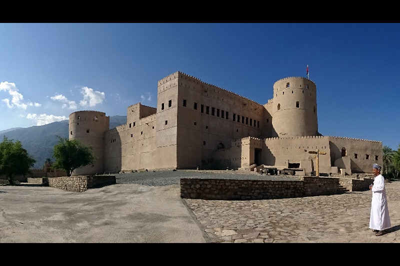 Le Château de Rustaq. Le guide nous accueille et nous donne quelques explications. Le Château de Rustaq. Le guide nous accueille et nous donne quelques explications.