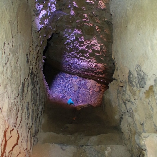 Château de Rustaq. Le canal d'eau chaude passant dans le sous-sol du château. Château de Rustaq. Le canal d'eau chaude passant dans le sous-sol du château.