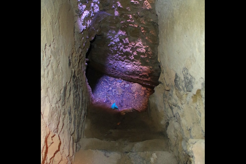 Château de Rustaq. Le canal d'eau chaude passant dans le sous-sol du château. Château de Rustaq. Le canal d'eau chaude passant dans le sous-sol du château.