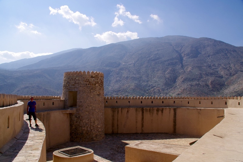 Sur les remparts du château de Rustaq entouré par les montagnes et le désert. Sur les remparts du château de Rustaq entouré par les montagnes et le désert.