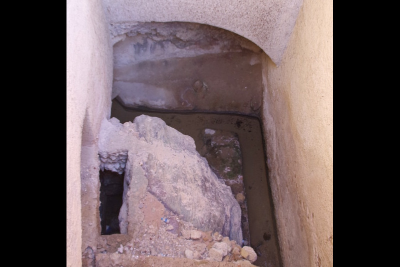 Château de Rustaq. Le canal d'eau chaude passant dans le sous-sol du château. Château de Rustaq. Le canal d'eau chaude passant dans le sous-sol du château.