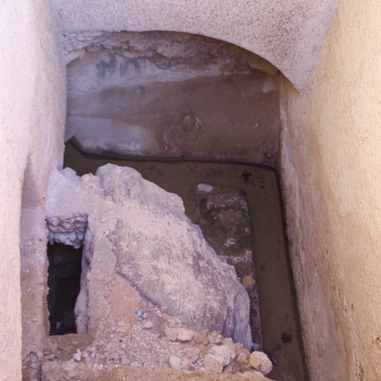 Château de Rustaq. Le canal d'eau chaude passant dans le sous-sol du château. Château de Rustaq. Le canal d'eau chaude passant dans le sous-sol du château.