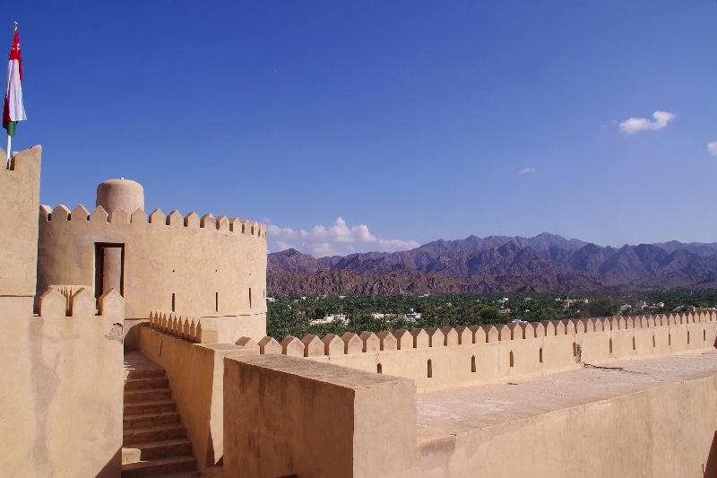 Château de Rustaq au milieu de la ville du même nom entouré d'une palmeraie. Château de Rustaq au milieu de la ville du même nom entouré d'une palmeraie.
