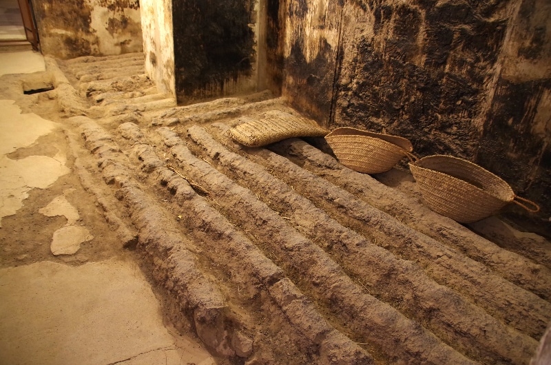 Le château de Jabrin, Sultanat d'Oman. Cellier à dattes avec rigoles pour recueillir le sirop.