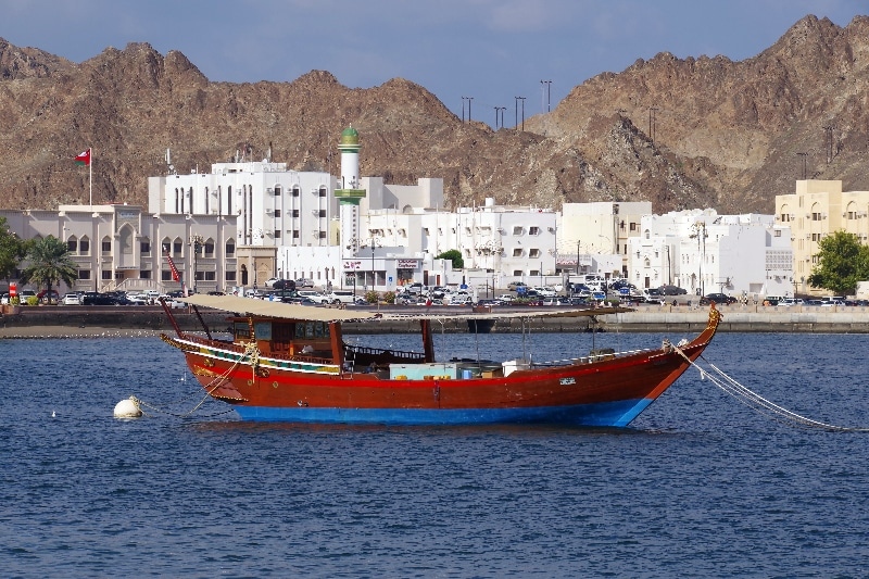 Un dhow, bateau traditionnel de pêche dans la baie de Mascate. Un dhow, bateau traditionnel de pêche dans la baie de Mascate.