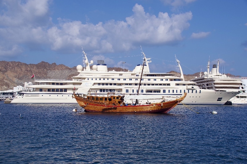 Au premier plan, un dhow (bateau traditionnel de pêche en bois) et juste derrière, Al Saïd, le yacht du sultan Qaboos ibn saïd. Au premier plan, un dhow (bateau traditionnel de pêche en bois) et juste derrière, Al Saïd, le yacht du sultan Qaboos ibn saïd.