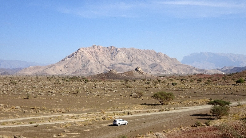 Notre véhicule KIA 4X4 et cette montagne grise dans le fond. Notre véhicule KIA 4X4 et cette montagne grise dans le fond.