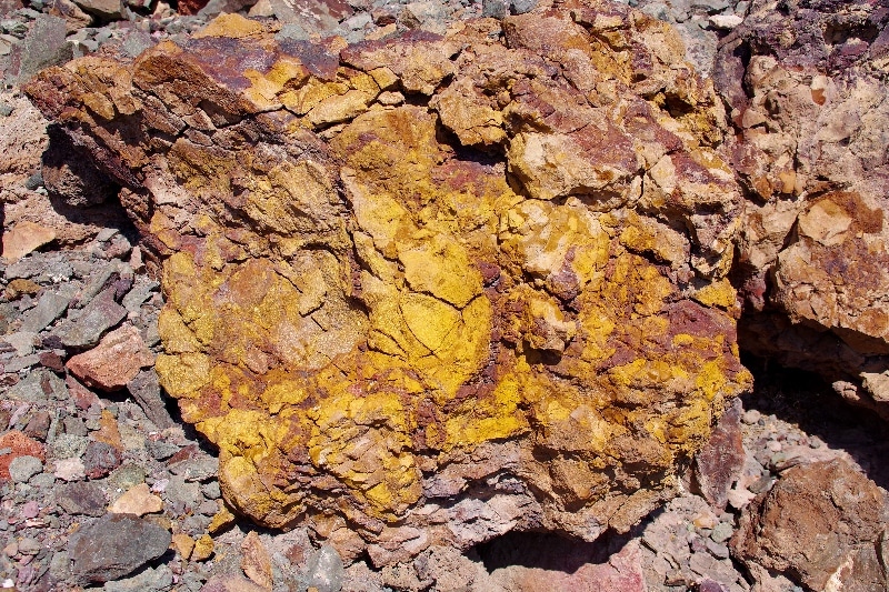 Minéraux de la colline de Zuha. Les sulfures peuvent par la suite s'oxyder. Minéraux de la colline de Zuha. Les sulfures peuvent par la suite s'oxyder.