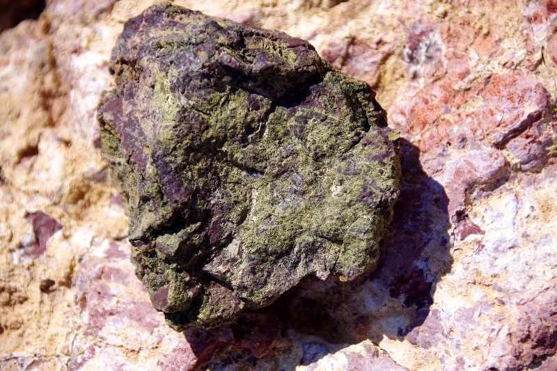 Minéraux de la colline de Zuha. Ici un oxyde de cuivre. Minéraux de la colline de Zuha. Ici un oxyde de cuivre.