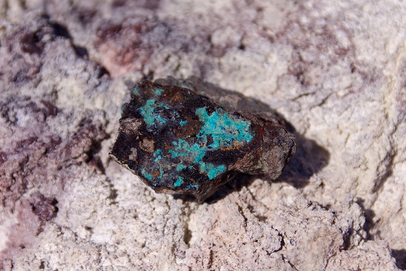 Minéraux de la colline de Zuha. Ici un oxyde de chrome. Minéraux de la colline de Zuha. Ici un oxyde de chrome.