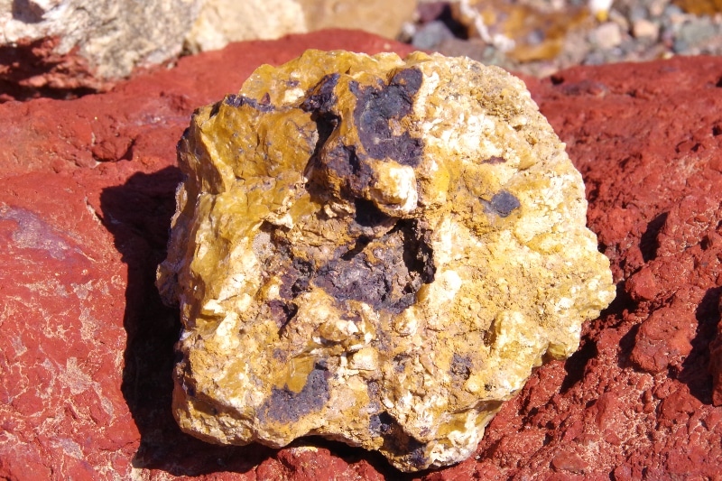 Minéraux de la colline de Zuha. Semblables à ceux retrouvés sur des zones volcaniques. Minéraux de la colline de Zuha. Semblables à ceux retrouvés sur des zones volcaniques.