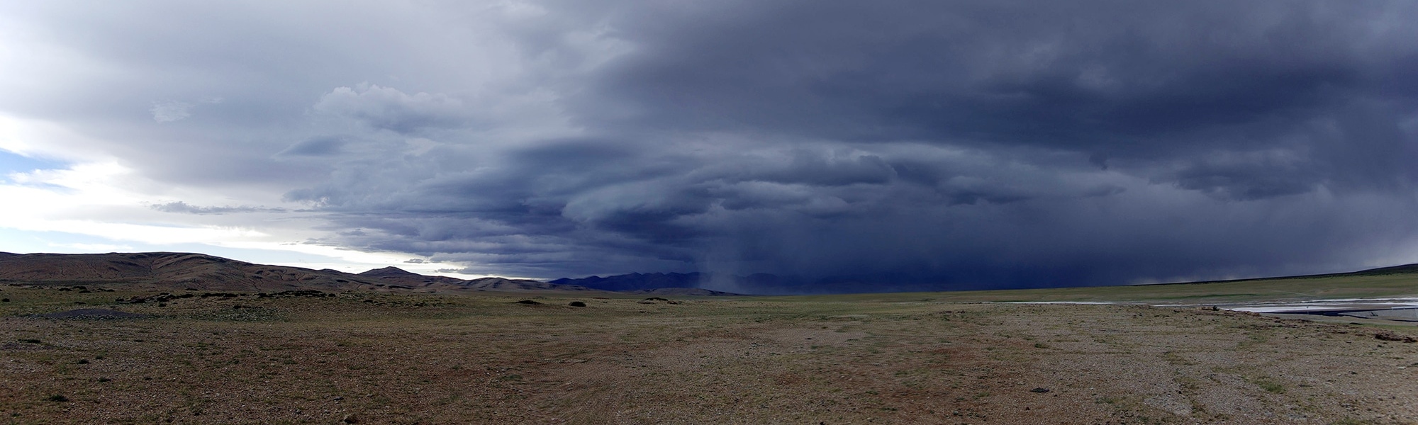 Un énorme orage arrive sur nous. Un énorme orage arrive sur nous.
