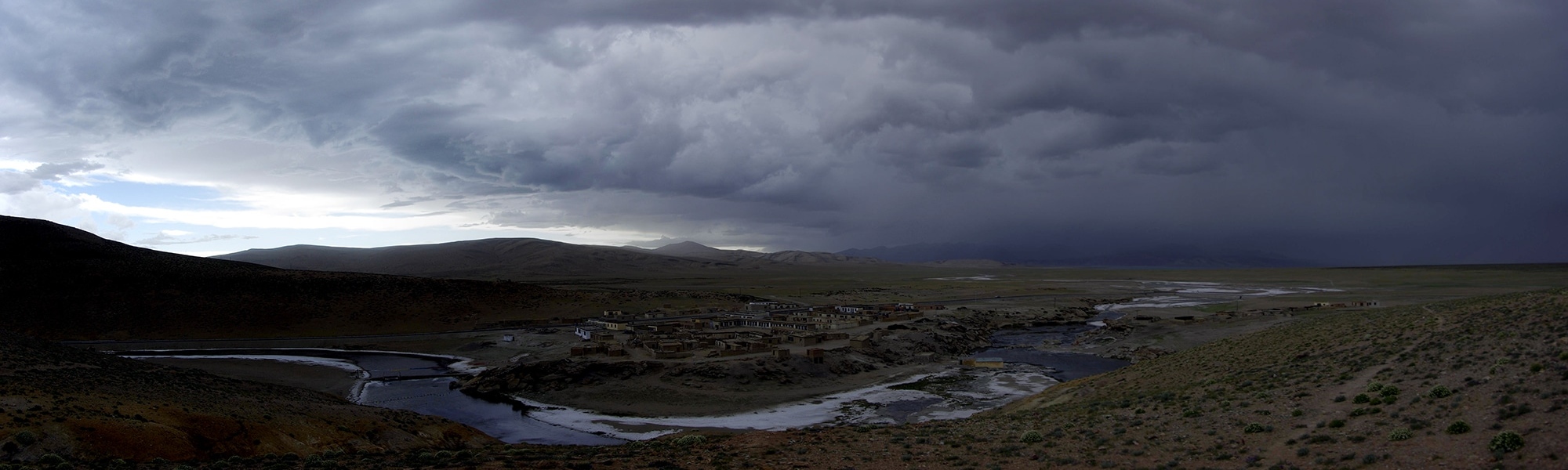Chenal entre les lacs Manasarovar et Rakshastal. L'orage se raproche. Chenal entre les lacs Manasarovar et Rakshastal. L'orage se raproche.