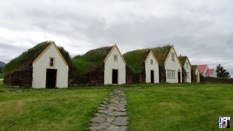 Une antique ferme construite en tourbe et bien restaurée. Une antique ferme construite en tourbe et bien restaurée.