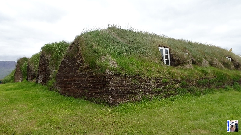 Une antique ferme construite en tourbe et bien restaurée. Une antique ferme construite en tourbe et bien restaurée.