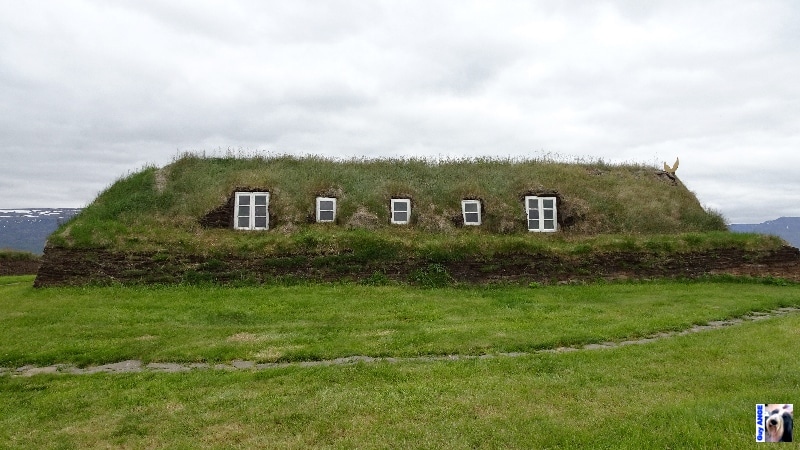 Une antique ferme construite en tourbe et bien restaurée. Une antique ferme construite en tourbe et bien restaurée.