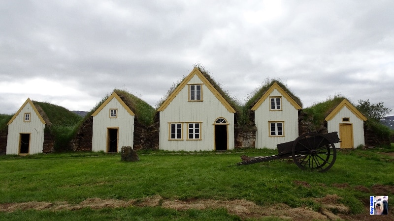 Une antique ferme construite en tourbe et bien restaurée. Une antique ferme construite en tourbe et bien restaurée.