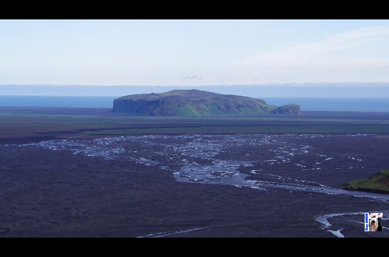Îlot dans l'immense plaine à l'est de Vik. Îlot dans l'immense plaine à l'est de Vik.