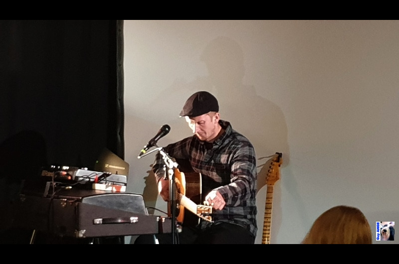 Júlíus Aðalsteinn Róbertsson accordant une guitare. Júlíus Aðalsteinn Róbertsson accordant une guitare.