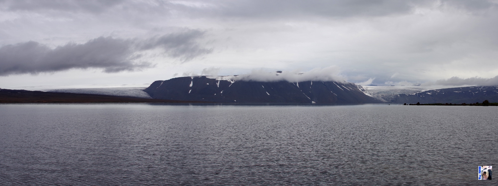 Nous contournons la calotte glaciaire Langjökull Nous contournons la calotte glaciaire Langjökull