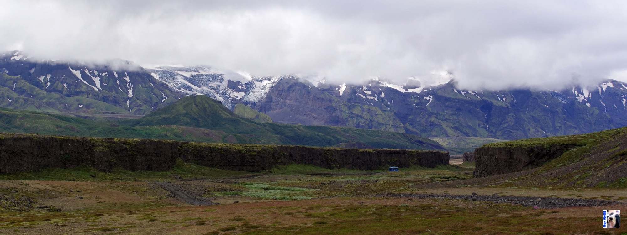 Contournement du Mýrdalsjökull par le nord. Glacier et montagnes moussues. Contournement du Mýrdalsjökull par le nord. Glacier et montagnes moussues.