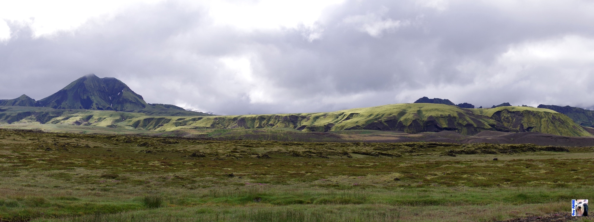 Contournement du Mýrdalsjökull par le nord. Glacier et montagnes moussues. Contournement du Mýrdalsjökull par le nord. Glacier et montagnes moussues.