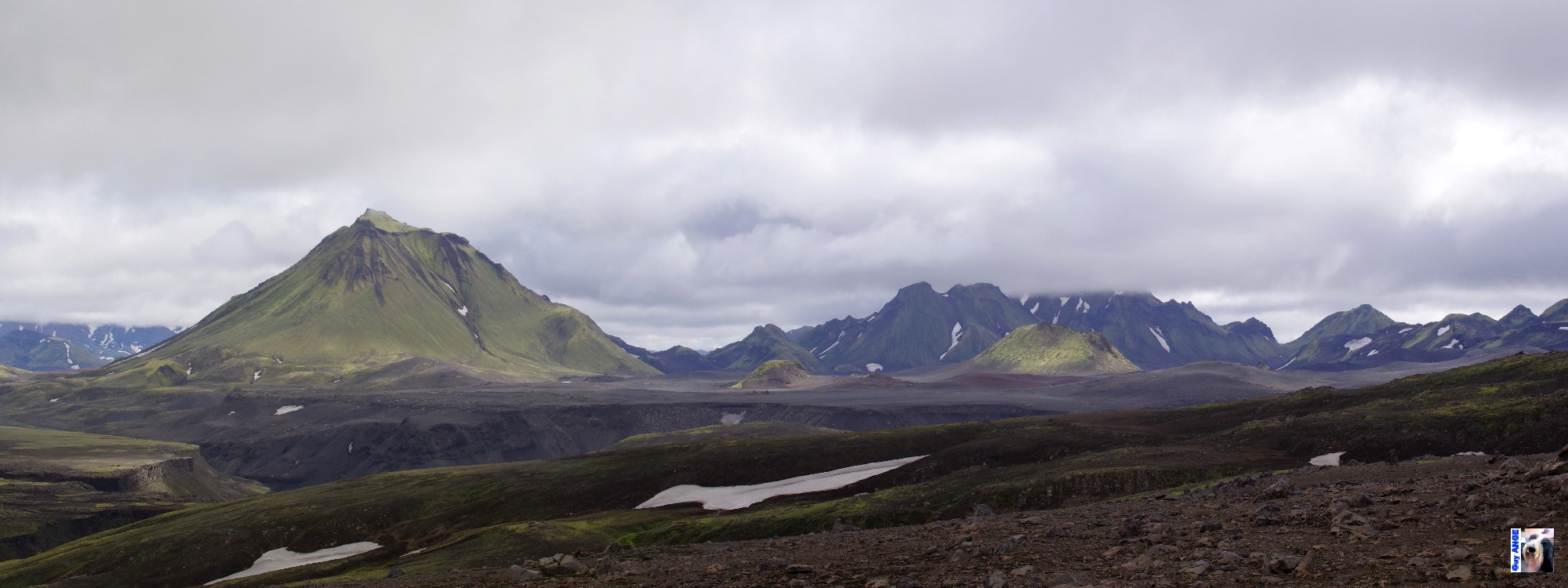 Contournement du Mýrdalsjökull par le nord. Glacier et montagnes moussues. Contournement du Mýrdalsjökull par le nord. Glacier et montagnes moussues.