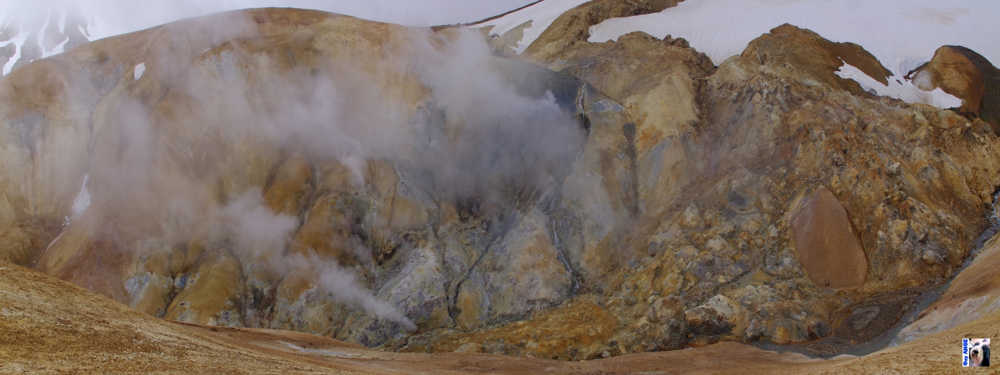 Kerlingarfjöllm les collines de rhyolytem les geysers et solfatares et en bas les mares de boues. Kerlingarfjöllm les collines de rhyolytem les geysers et solfatares et en bas les mares de boues.