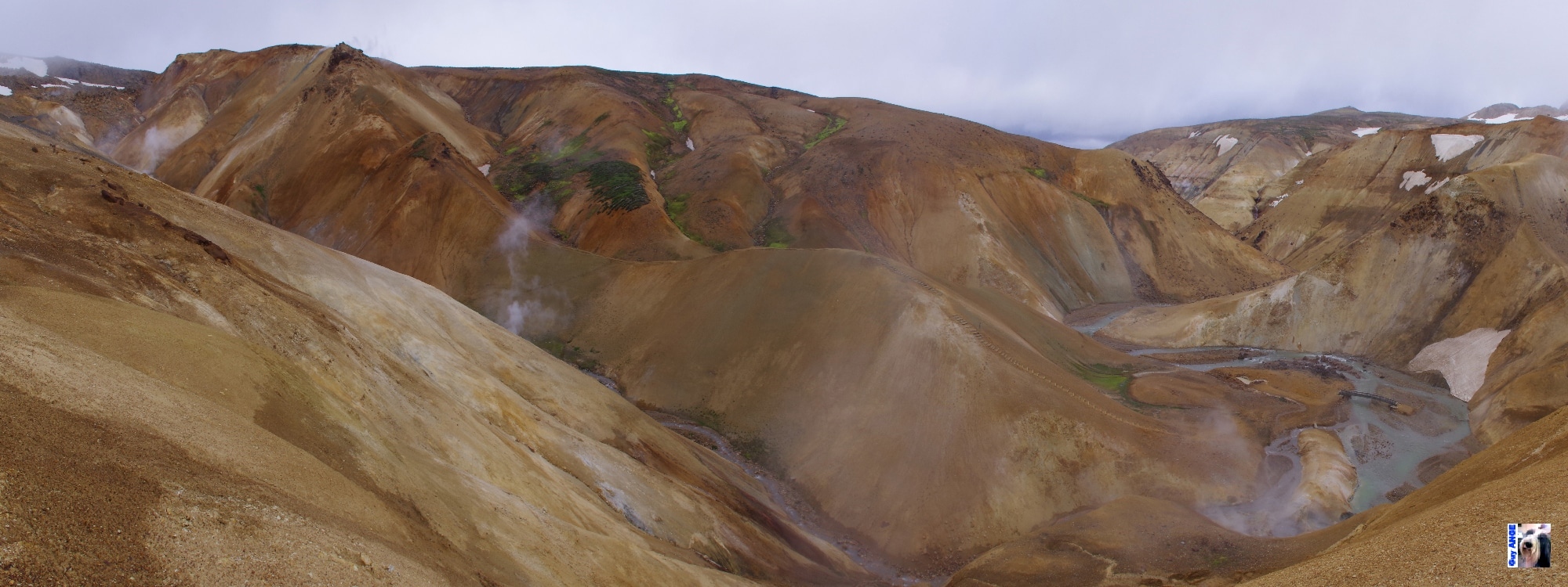 Kerlingarfjöllm les collines de rhyolytem les geysers et solfatares et en bas les mares de boues. Kerlingarfjöllm les collines de rhyolytem les geysers et solfatares et en bas les mares de boues.