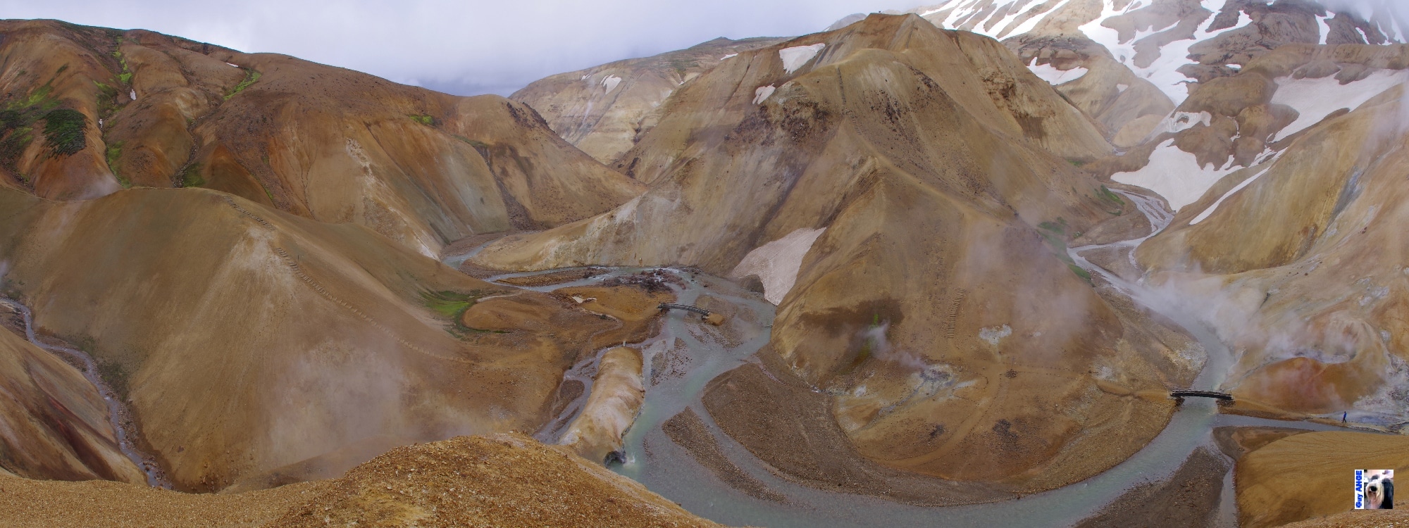Kerlingarfjöllm les collines de rhyolytem les geysers et solfatares et en bas les mares de boues. Kerlingarfjöllm les collines de rhyolytem les geysers et solfatares et en bas les mares de boues.