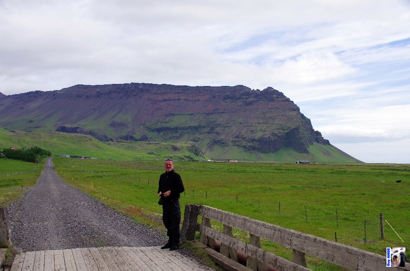 seljalandsfoss sur la route N°1. Sur la route N°1, montagnes moussues.
