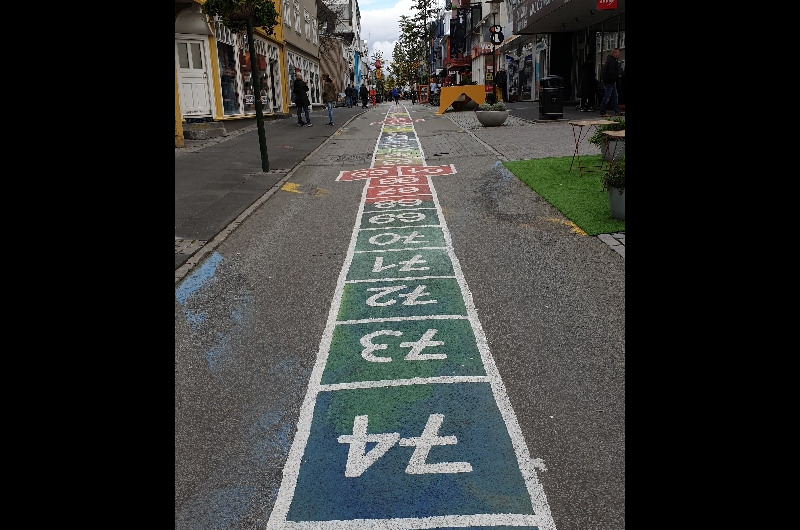 Rue colorée, Reykjavík. Rue colorée, Reykjavík.