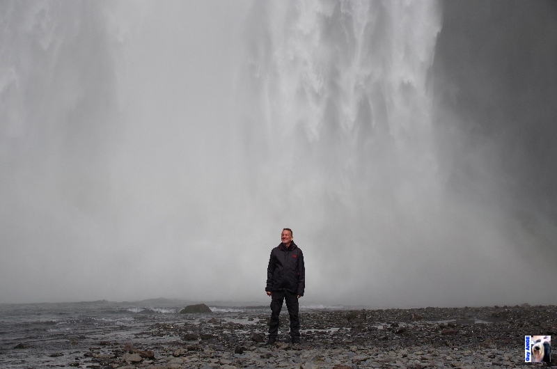 Skogafoss, Ludo au plus proche de la chute. Skogafoss, Ludo au plus proche de la chute.