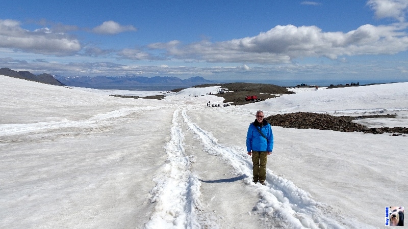 En bordure du Vatnajökull, zone de loisir moto-neige dans le fond.