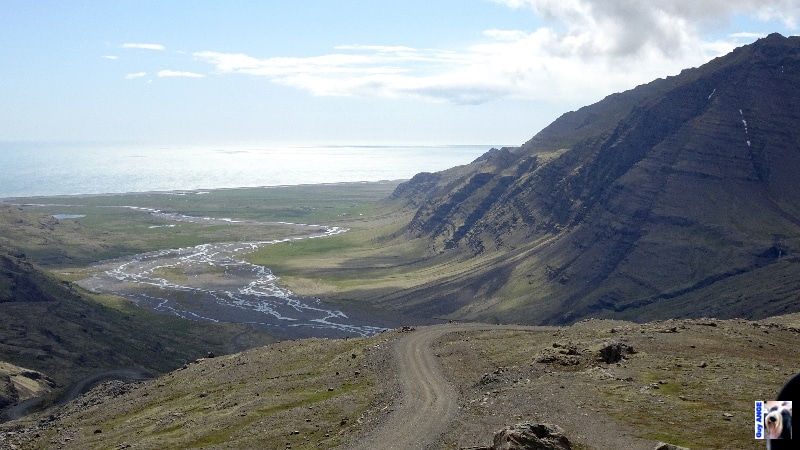 En bordure du Vatnajökull. Route vertigineuse pour redescendre sur la côte.