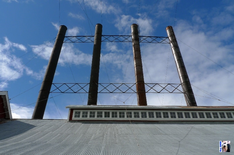 Les cheminées de l'unité de production d'électricité. USA, Kennecott.