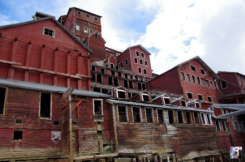 80 m de dénivelé entre le haut et le bas des bâtiments. USA, Kennecott.
