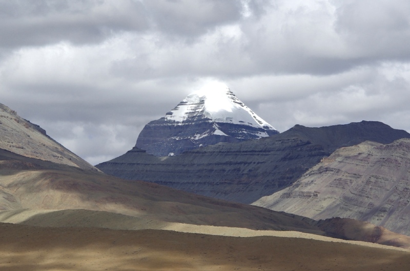 Première vue du Mont Kailash lors de notre arrivée. Le Mont sacré du Kailash au Tibet.
