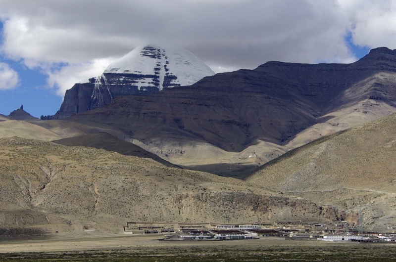 Darchen au pied du Mont Kailash. Le Mont sacré du Kailash au Tibet.