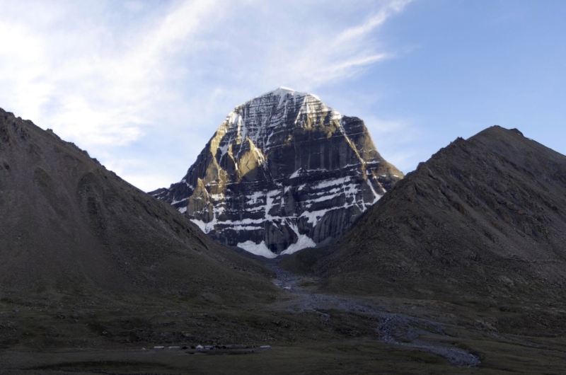 Du monastère de Dira-puk, le soleil se couche sur le mont Kailash. Le Mont sacré du Kailash au Tibet.