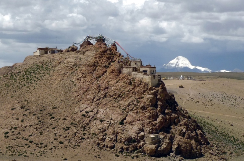 Vue du Mont Kailash et du monastère de Chiu. Le Mont sacré du Kailash au Tibet.